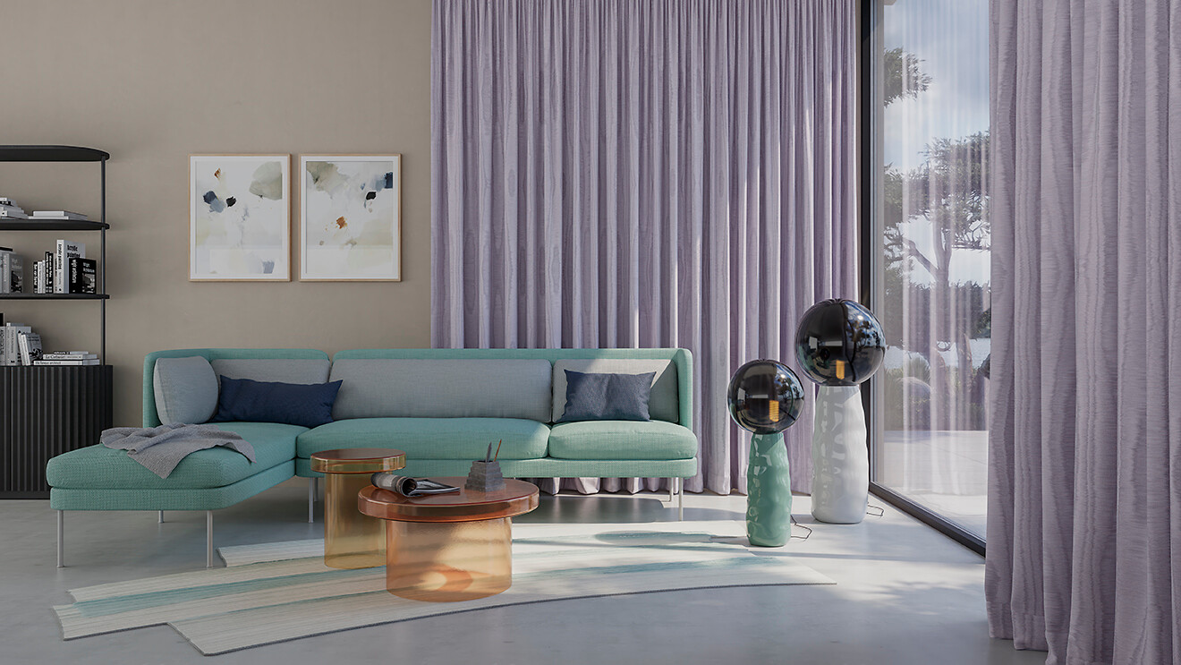 Sofa mit türkisfarbenem Bezug vor raumhohen Vorhängen in Lavendel-Lila