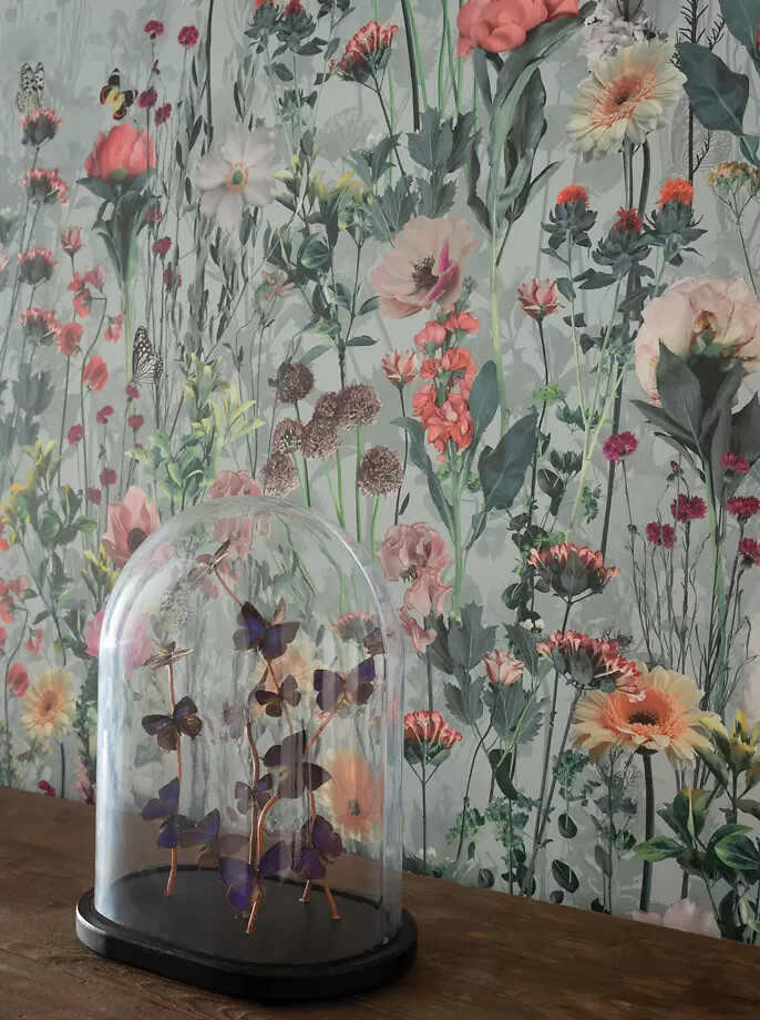 Detailreiche Tapete mit floralem Muster in Rosa, Orange, Grün und Violett von Osborne & Little