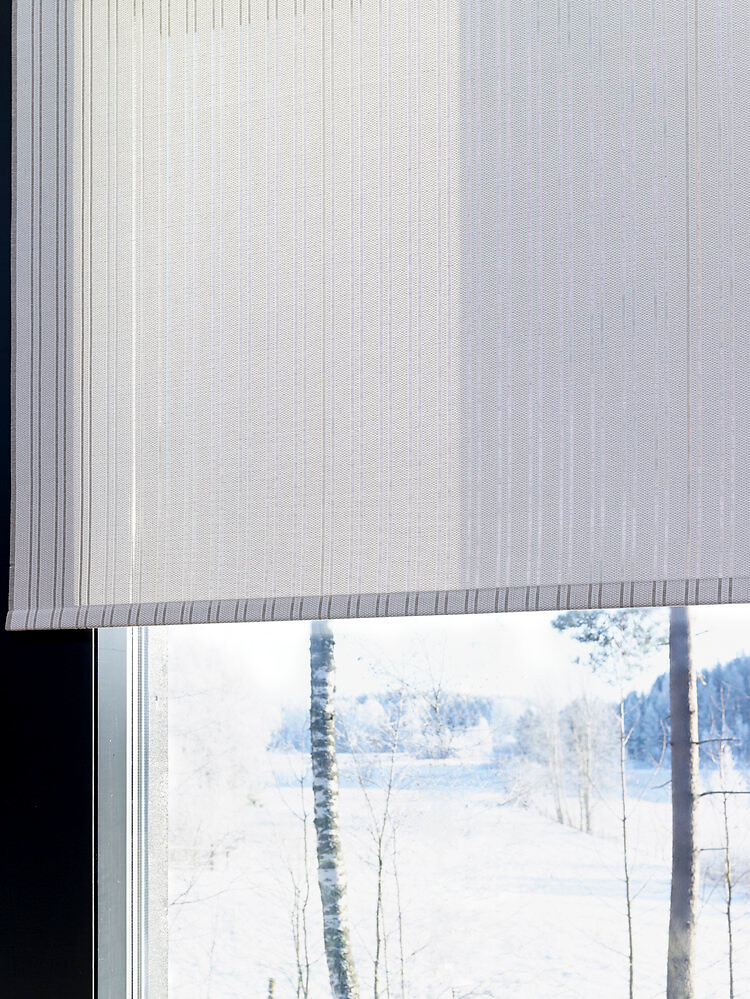 Heller, halbtransparenter Vorhang vor einem Fenster mit Blick in Landschaft