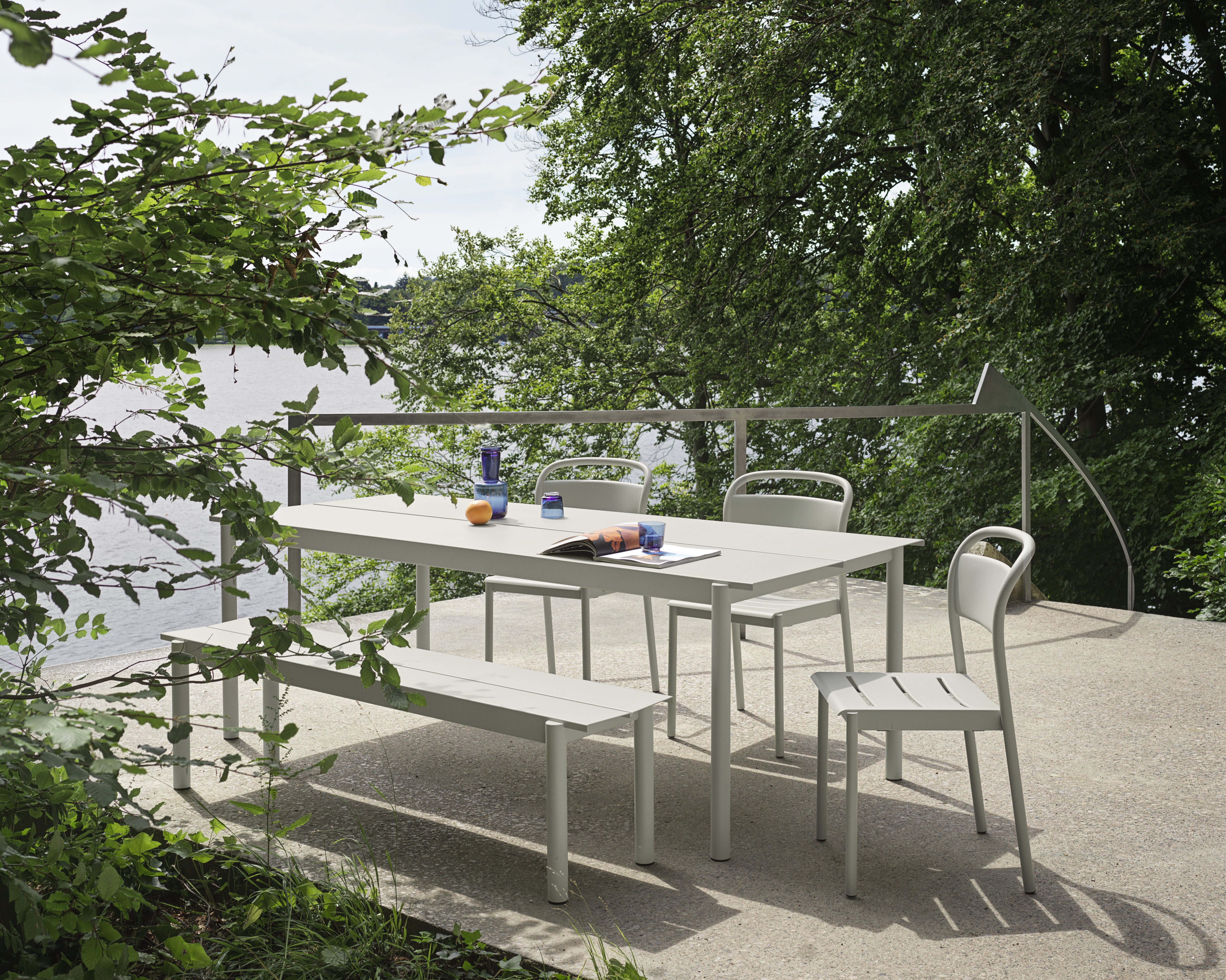 Muuto Outdoor-Tisch, Bank und Stühle der Linear Steel Serie in hellem Grau
