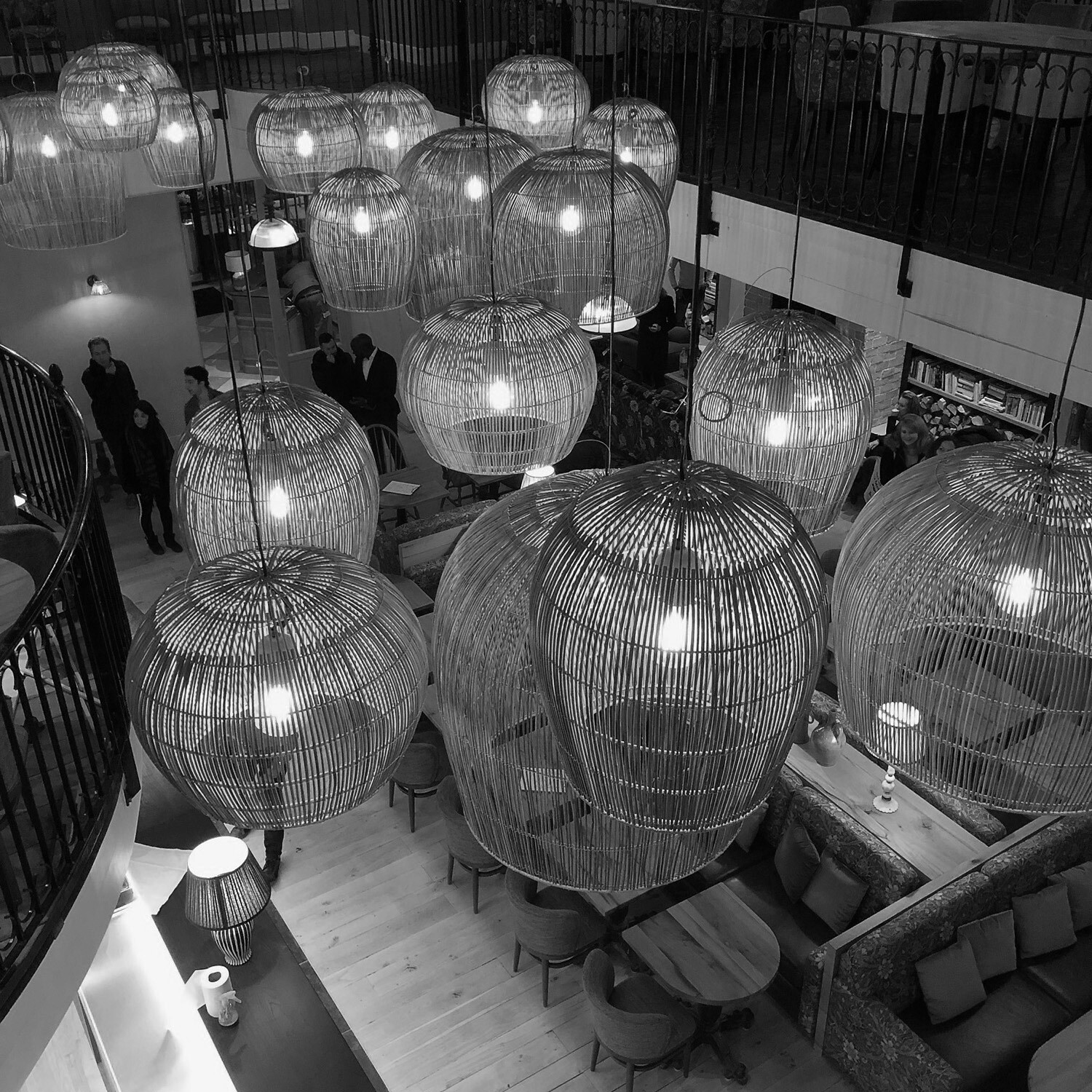 Große Hängeleuchten aus Bambusgeflecht hängen in einem Restaurant.