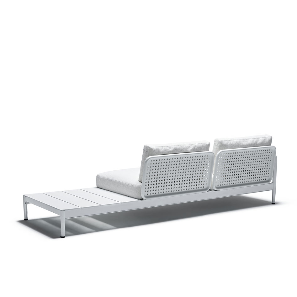 Modul des Knoll Sofas Lissoni mit seitlicher Ablagefläche, hellen Polstern und weißem Geflecht