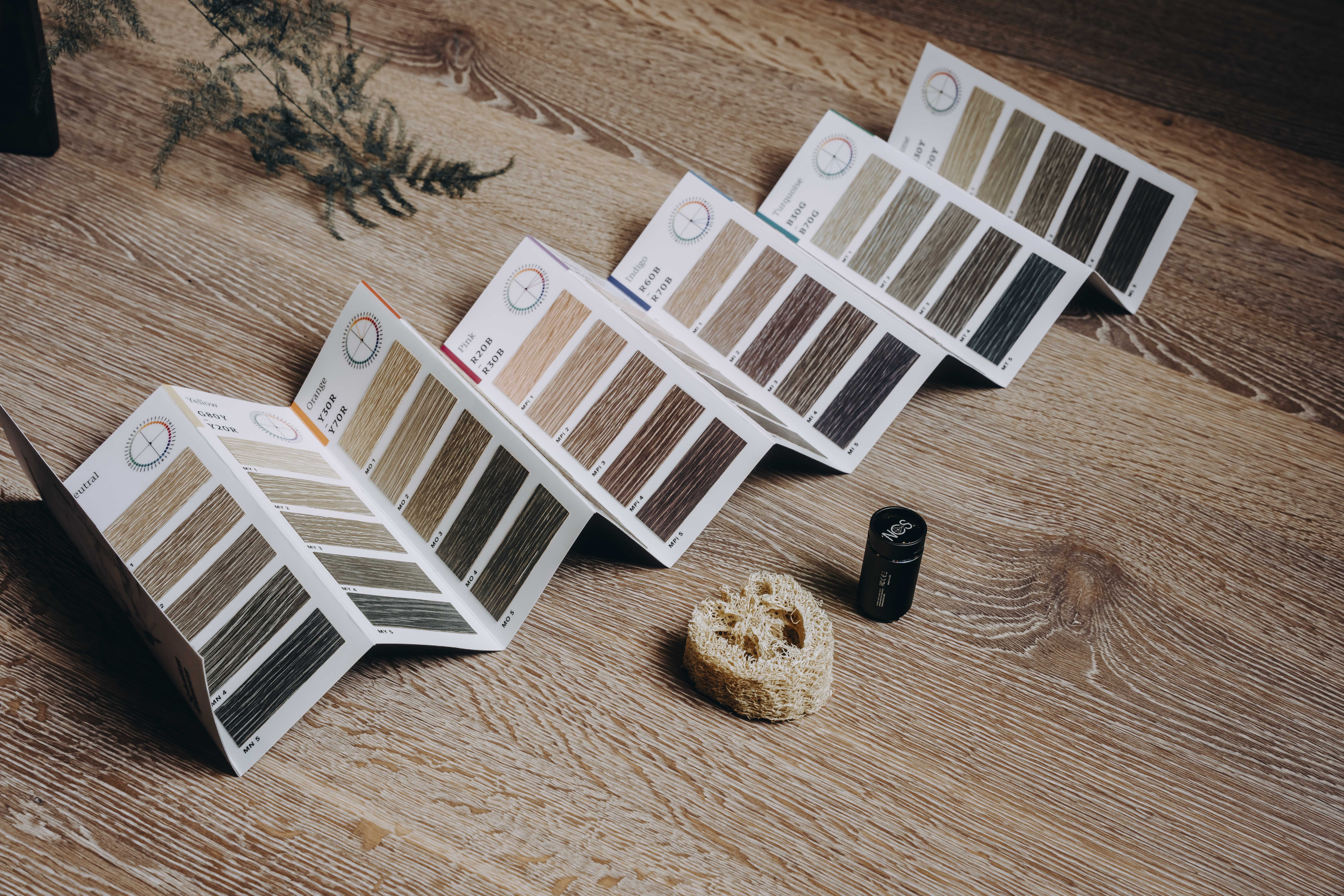 Freifrau Amelie Edition Coco Living & Janua T-Rox Tisch NCS Farbfächer