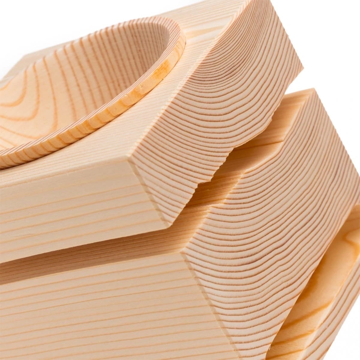 Lautsprecher Cube von Vaia, der aus dem Holz von Bäumen, die vom Sturm Vaia (Dolomiten, 2018) gefällt wurden, hergestellt wird.