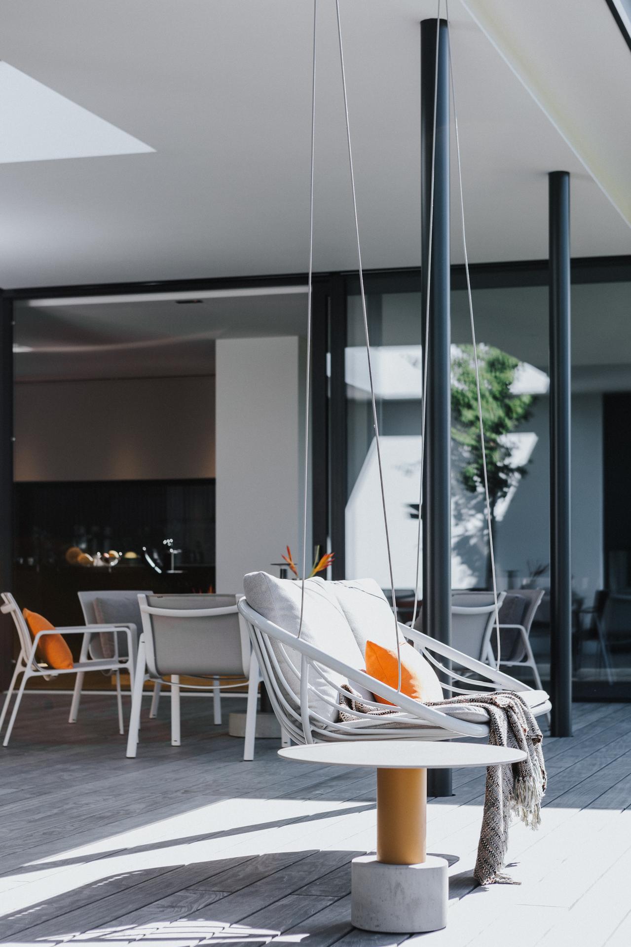 Zweisitziger Schaukelsitz aus Sassafras Holz Swing von Paola Lenti
Beistelltisch Roll von Kettal