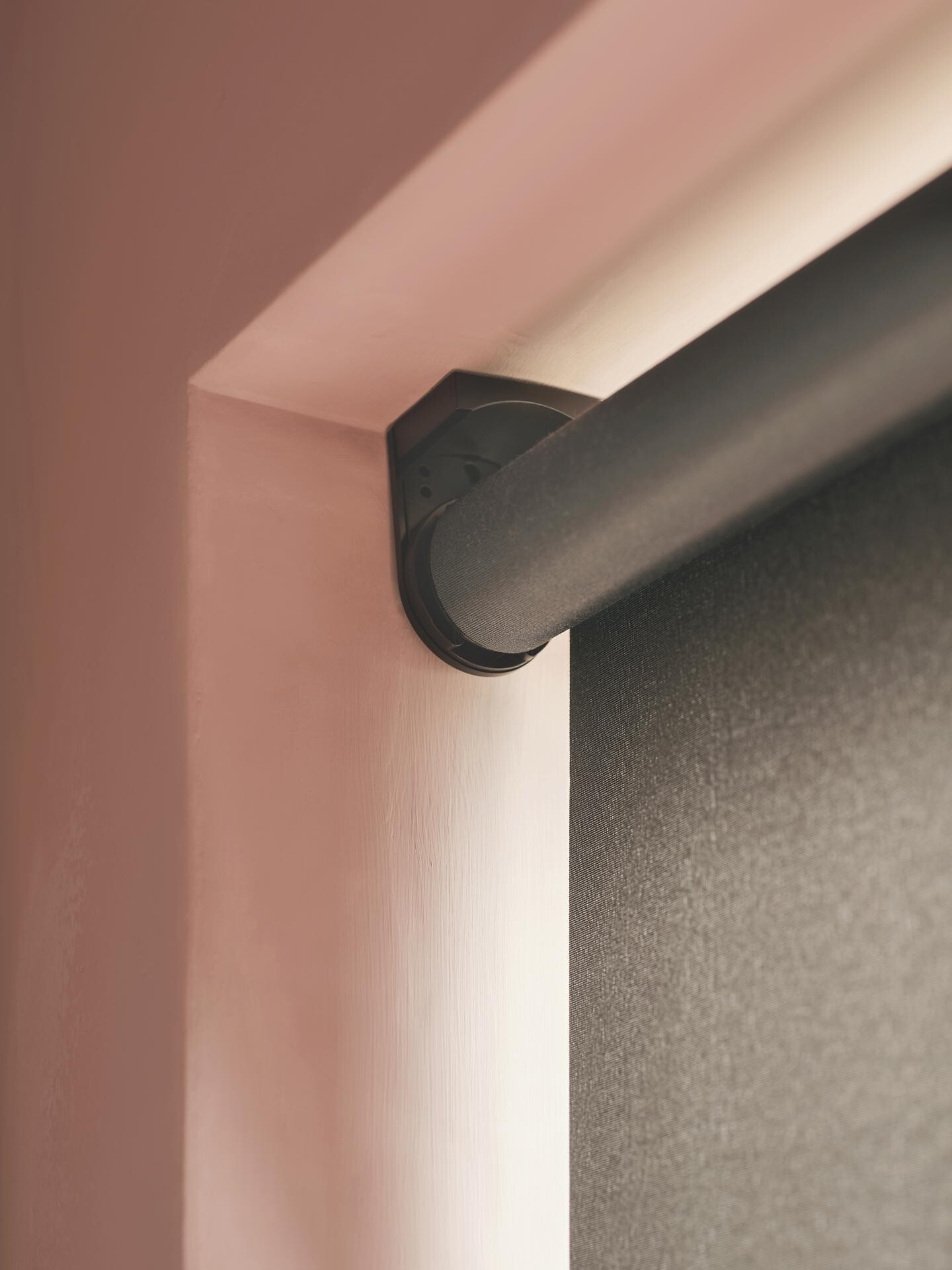 Schwarzes Rollosystem mit Wandhalterung in modernem, funktionalem Design