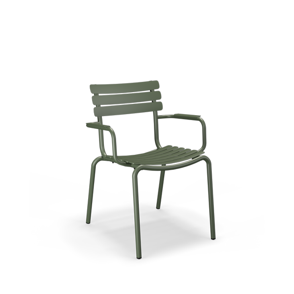 Grüner Gartenstuhl Alua von Houe mit Armlehnen und Lamellenstruktur aus pulverbeschichtetem Metall