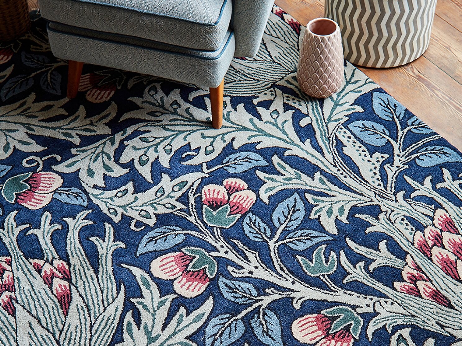 Detailaufnahme eines blauen Teppichs mit floralen Mustern