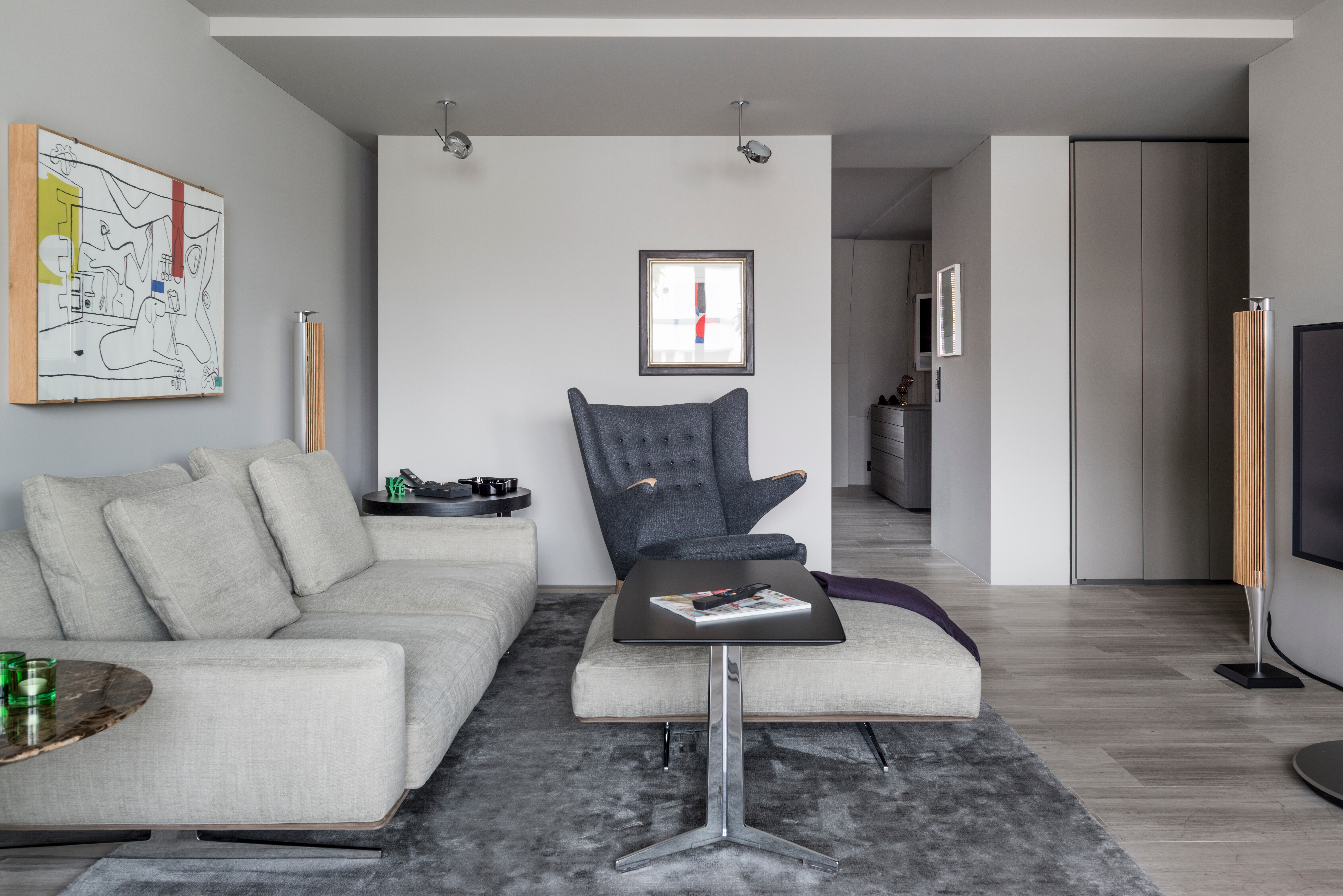 Sessel „Teddy Bear Chair“ in limitierter Auflage von Hans J. Wegner von PP Mobler, Sofa und Hocker Soft Dream von Flexform, Beistelltisch Fly von Flexform, Teppich Evolution von Miinu.