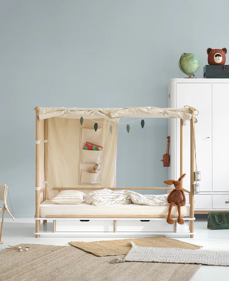 Oliver Furniture Spielbett mit Baldachin, Stauraum und Dekoblättern im hellen Kinderzimmer