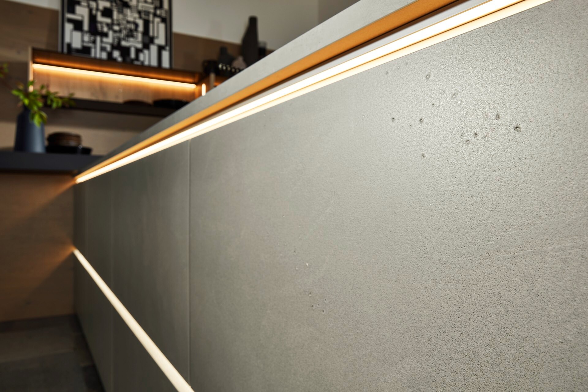 Beleuchtete Küchenrückwand und Schubladen in Betonoptik aus dem Nolte Sortiment
