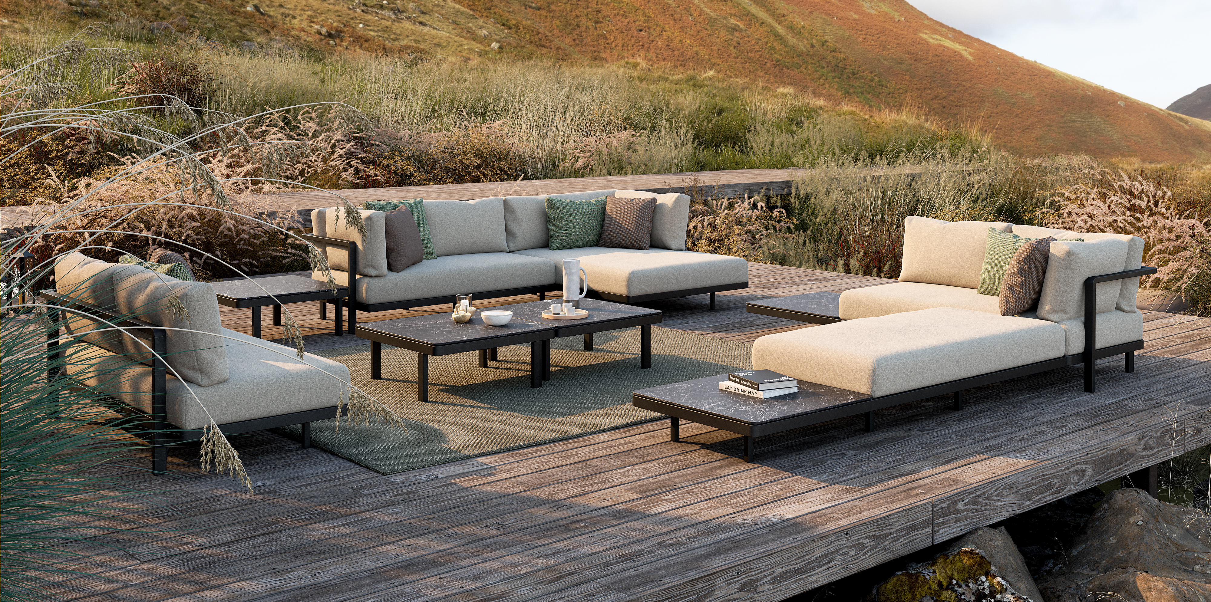 Outdoor-Loungegruppe mit Alura Sofa von Royal Botania auf Holzdeck im Grünen