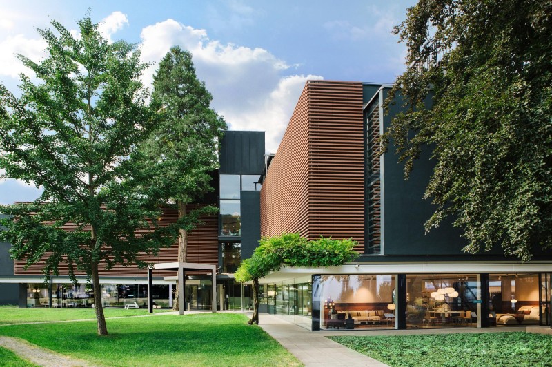 Seipp Wohnen in Tiengen mit moderner Holzlamellen-Fassade und großer Fensterfront, umgeben von Grünfläche