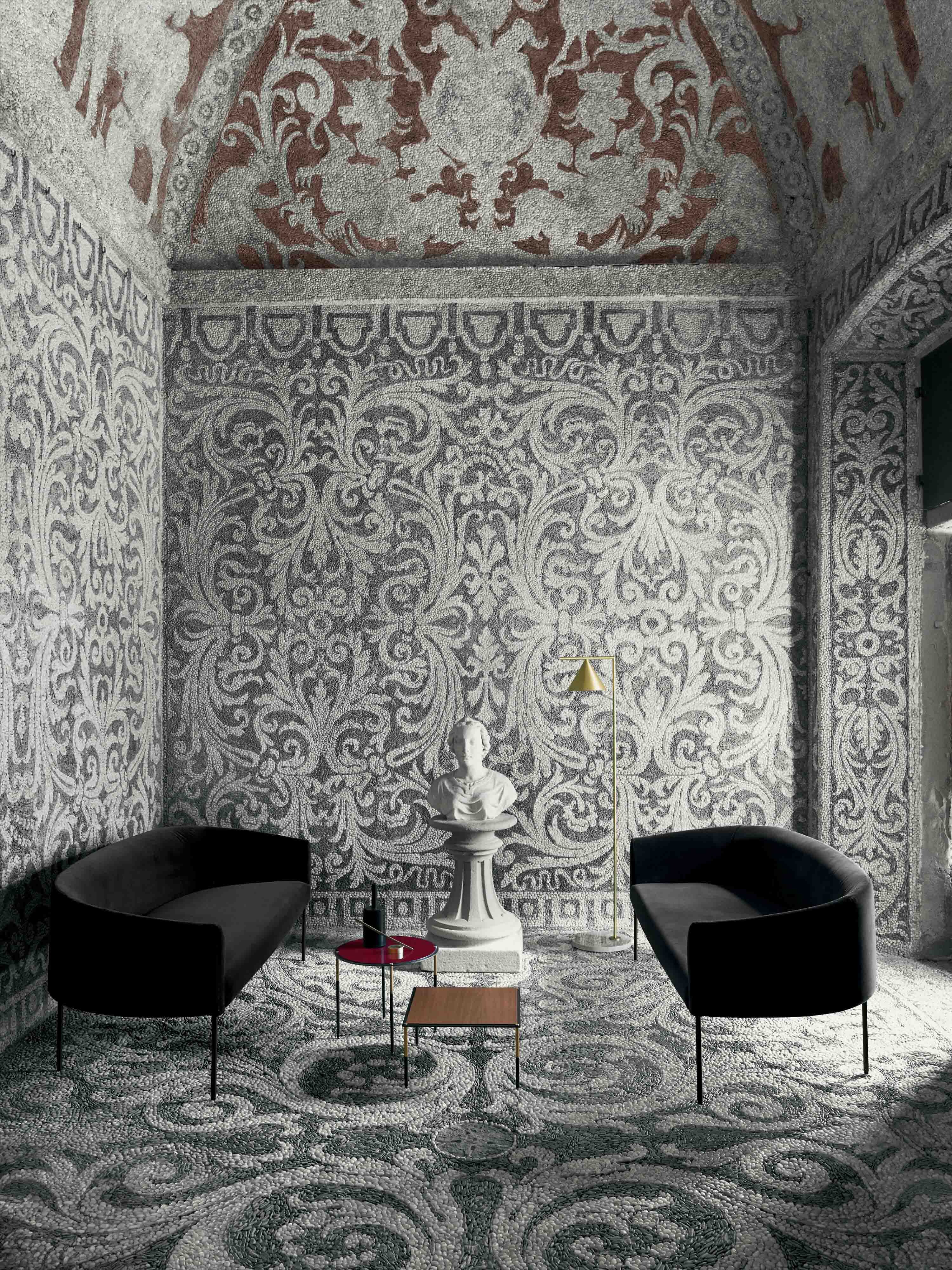 Living Divani Möbel in reich ornamentiertem Raum mit Wand-, Boden- und Deckendekor