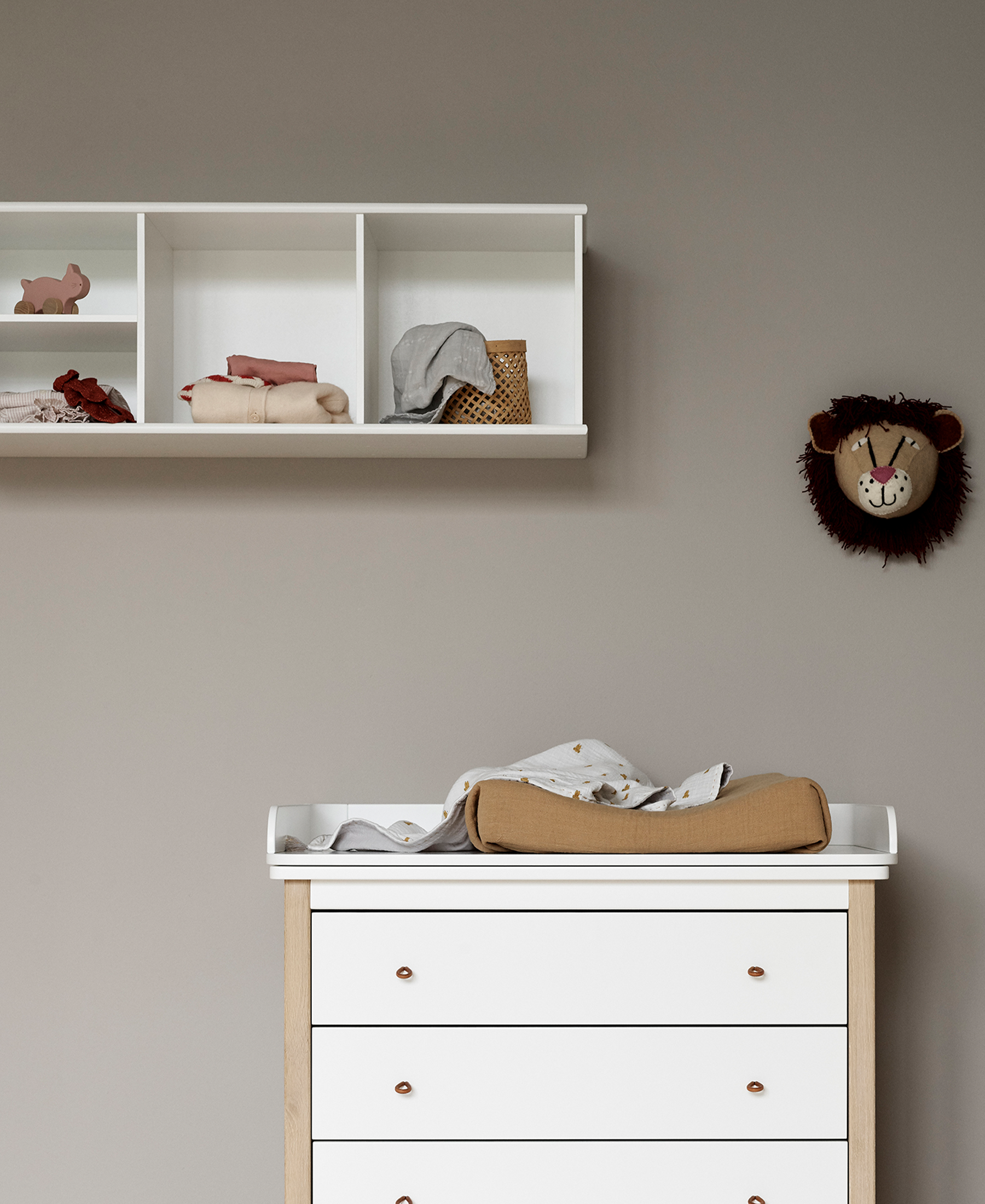 Oliver Furniture Wickelkommode in Weiß mit Holzgestell und Wandregal im Kinderzimmer