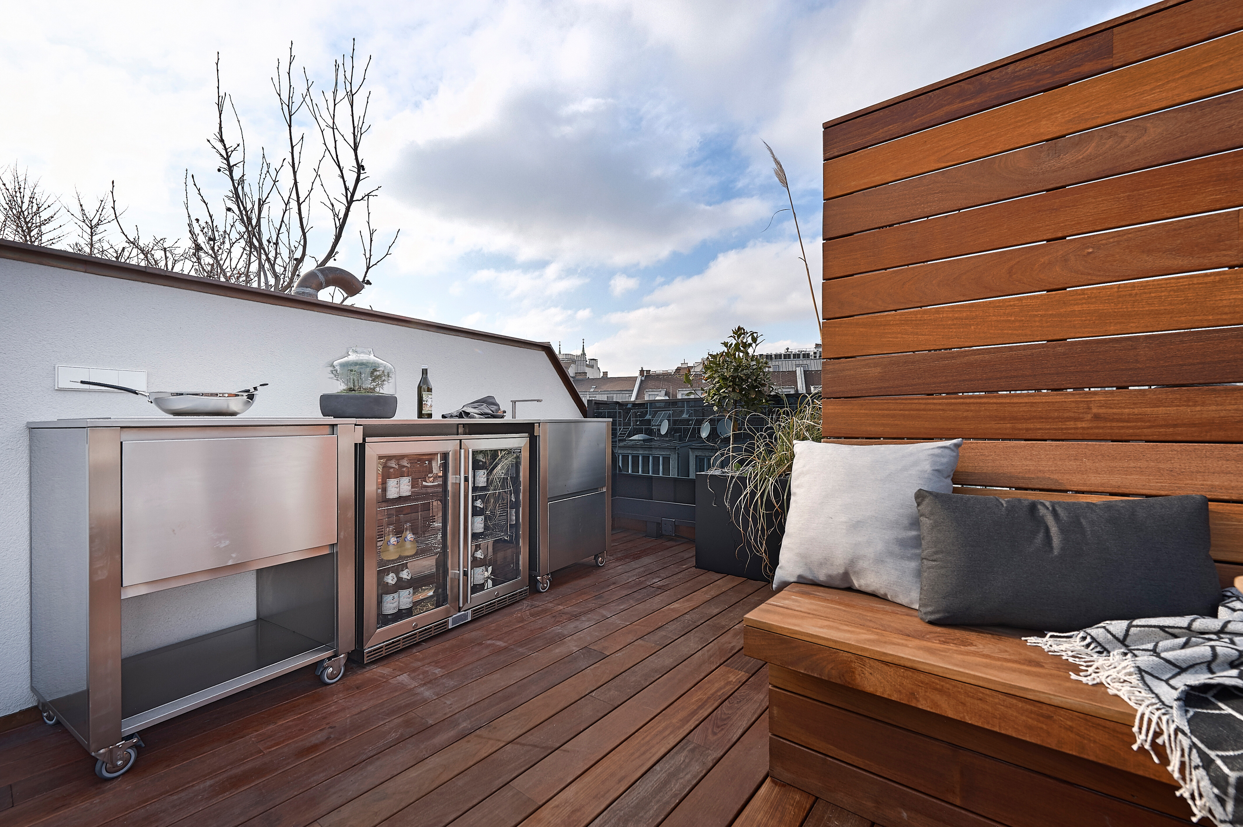 Außenküche mit Edelstahlmodulen und Glasfront auf Dachterrasse