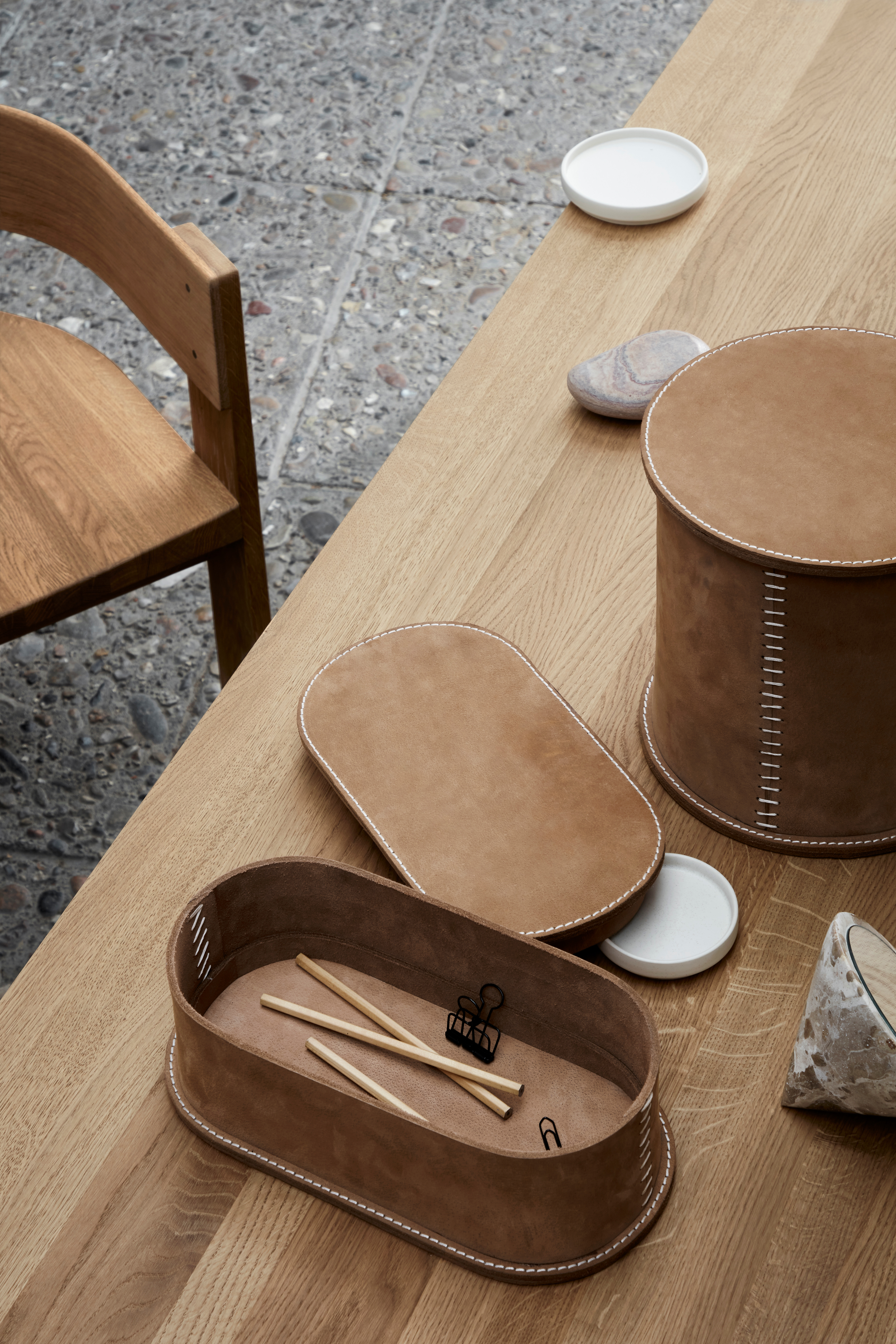 Schreibtischaccessoires und Aufbewahrungsboxen aus cognacfarbenem Leder auf Holz