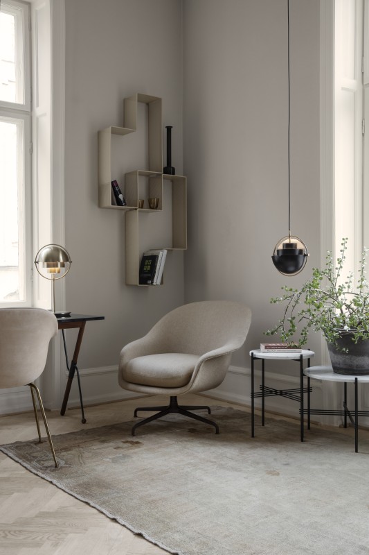 Bat_Dining_Chair_FullyUpholstered,FabricBack:Leather,Chamois1716Doesking,FabricSeat:Vidar3-333,ConicBaseAntiqueBrass                  Bat_Lounge_Chair_LowBack_FullyUpholstered,FabricBack:GUBIHarp020 beige,FabricSeat:BiniG044/03Casali,4-starBaseBlack
