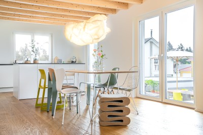 Hängeleuchte Cloud XL-60, Stuhl Standard SP Prouvé, Stuhl Tip Ton 440 230 00, Wiggle Stool 210 226 01 Hocker, Stuhl Wire Chair DKR 41214400, Stuhl Pressed Chair 1056505, Stuhl Serie 7 3107MC