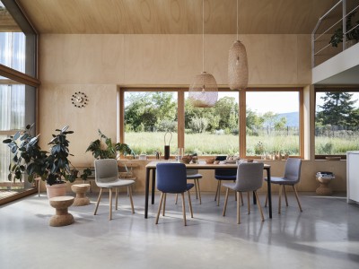 Chairs: Dumet ginger/grey, beige melange, indigo melange table: natural oak, basic dark