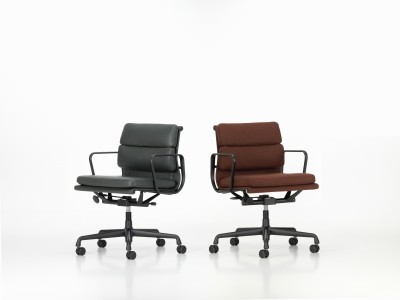 Bezug: Cosy 2 kastanie 19, UG schwarz beschichtet, Rollen hart für Teppichboden
Bezug: Leder Premium F mit Kontrastnaht, Farbe: Jade. UG beschichtet tiefschwarz, Rollen hart gebremst für Teppichboden