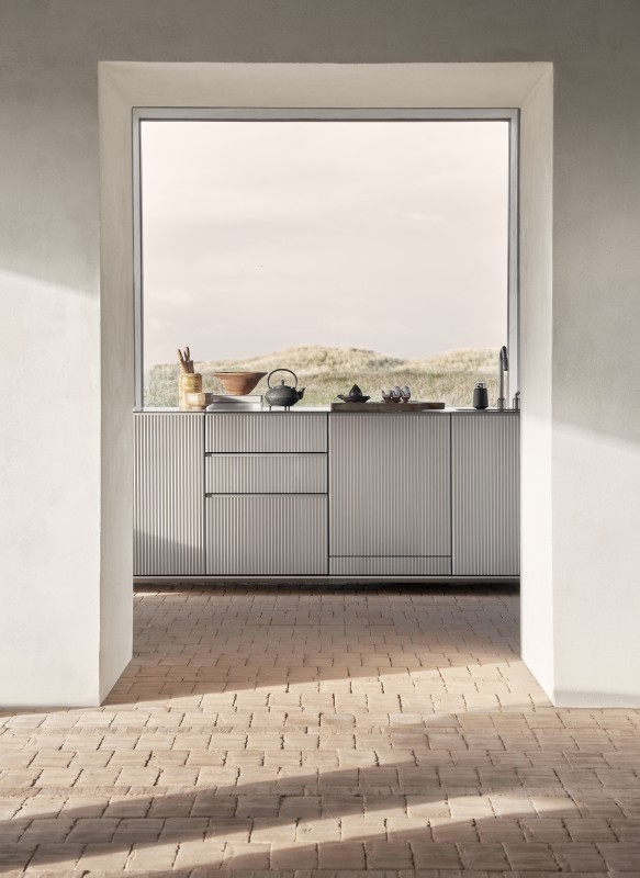 Vipp Küche V3 in Aluminium. Die V3 ist, wie die V1 modular aufgebaut und als Wand- und Inselinstallation verfügbar.