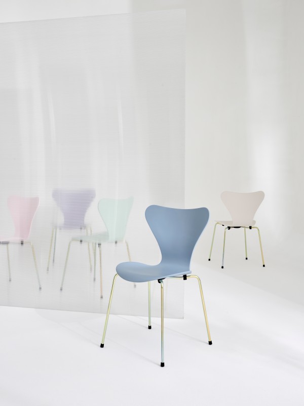 Fritz Hansen Serie 7 Stuhl in 7:14 AM Colour Edition