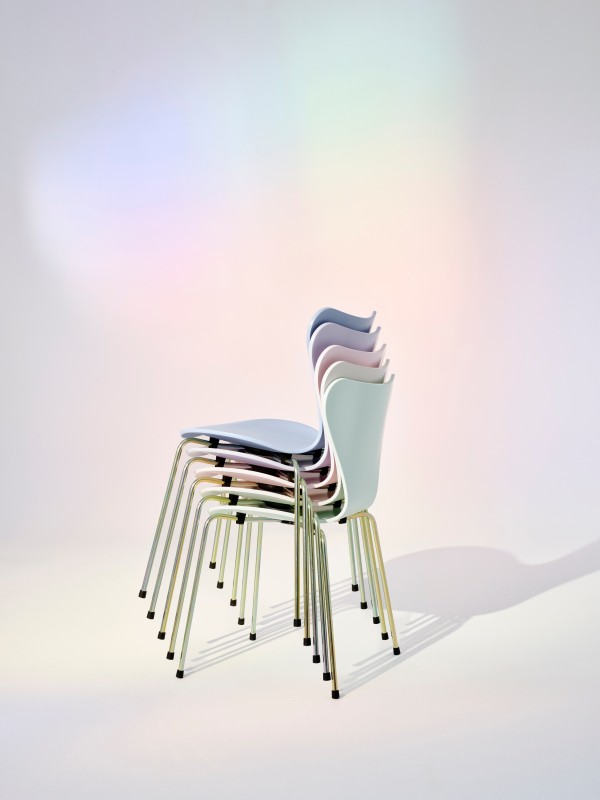 Fritz Hansen Serie 7 Stuhl in 7:14 AM Colour Edition