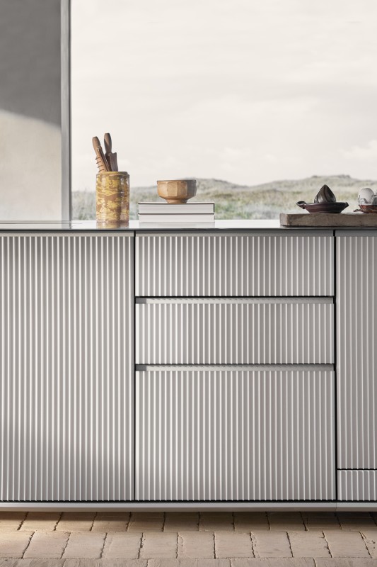 Vipp Küche V3 in Aluminium. Die V3 ist, wie die V1 modular aufgebaut und als Wand- und Inselinstallation verfügbar.
