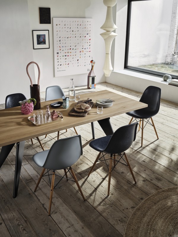 Chairs: Eames Navy Blue, maple base, light grey, maple base Table: metal brut, light oak