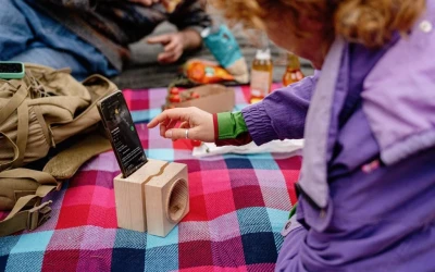 Lautsprecher Cube von Vaia, der aus dem Holz von Bäumen, die vom Sturm Vaia (Dolomiten, 2018) gefällt wurden, hergestellt wird. 