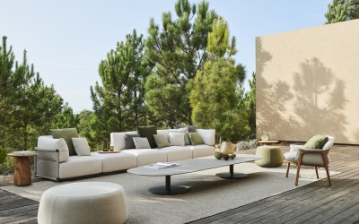 Sofa Nodi Lounge und Sessel und Pouf Nomad und Beistelltisch Dunes T-Table von Tribu