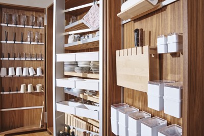 Die Schränke sind absolute Platzwunder. Einer dient der Unterbringung sämtlicher Geräte, wie Kühlschrank und Backofen und der andere bietet Platz für Geschirr, Gläser und der Vorratshaltung.