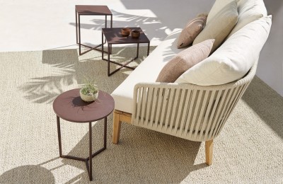 Beistelltisch Natal Alu X in burgundy und Sofa Mood von Tribu